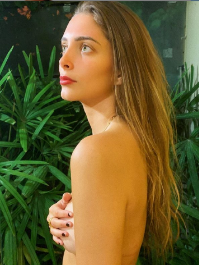 Filha de Eduardo Cunha faz topless em rede social