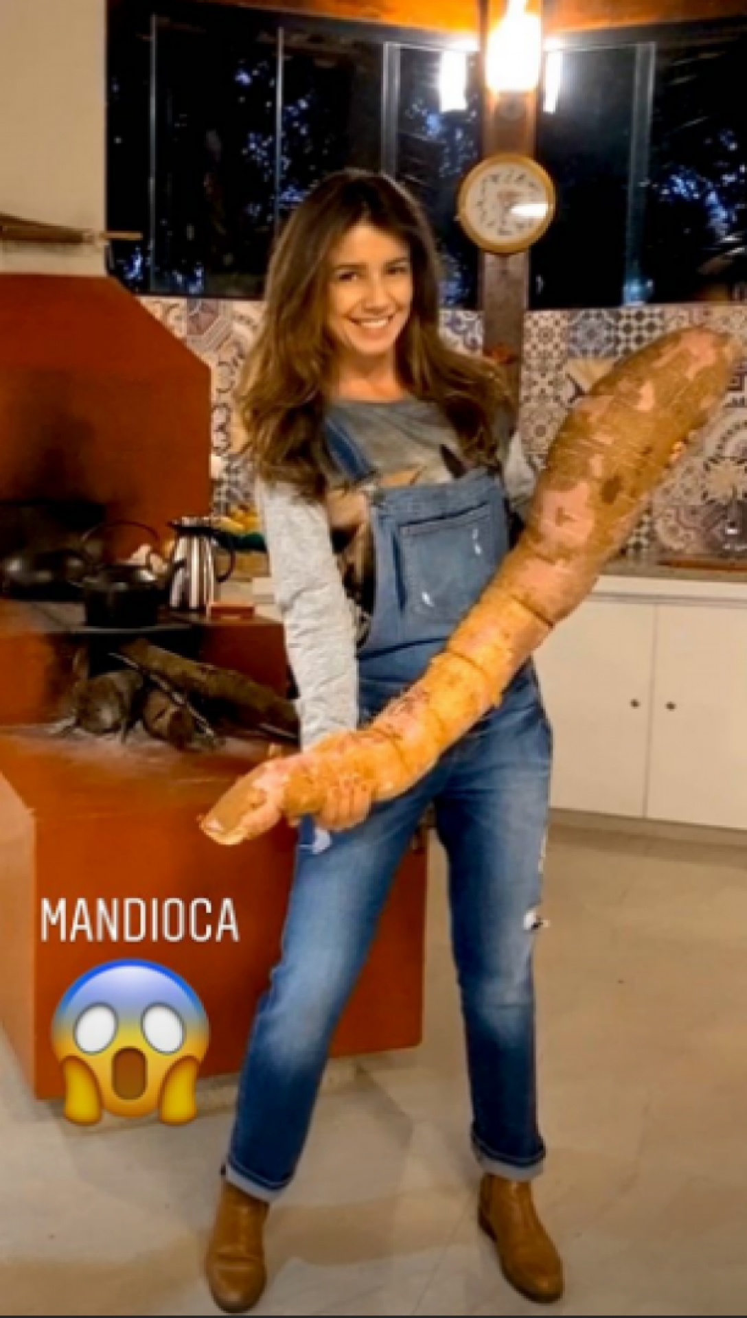 Paula Fernandes posa com mandioca gigante - Reprodução Internet