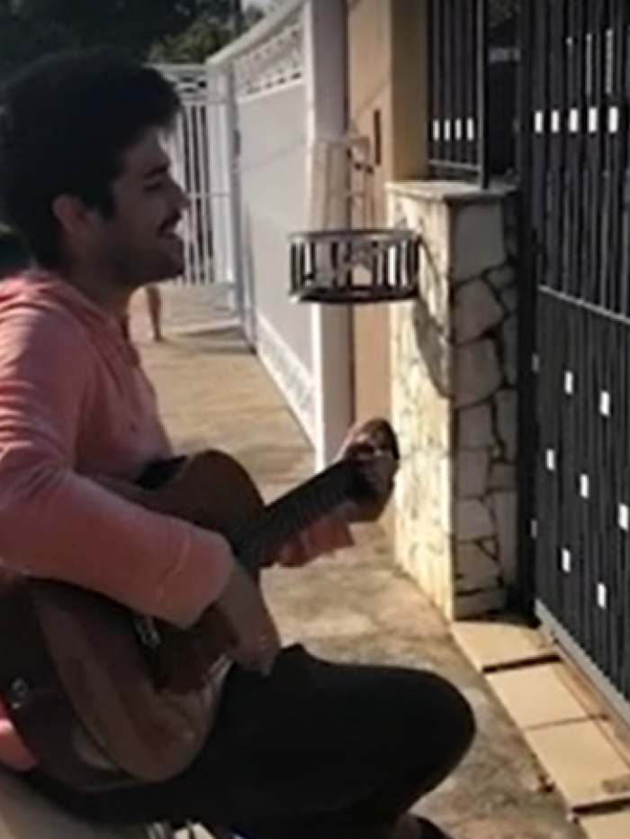 Neto faz serenata para a av&oacute; em S&atilde;o Paulo