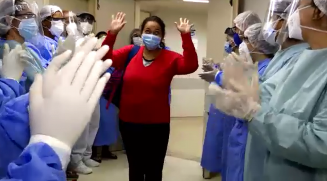 Pacientes têm alta de hospital em Duque de Caxias - Reprodução vídeo