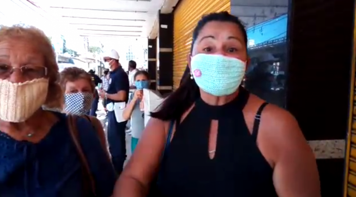 Na fila, clientes que tentam sacar o auxílio de R$ 600 reclamam de agência bancaria fechada por falta de funcionários - Reprodução