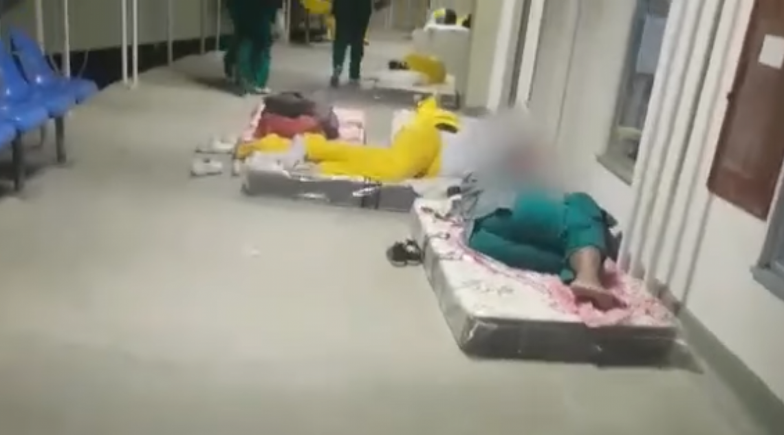 Profissionais de enfermagem dorme em colchões no chão do hospital de campanha - Reprodução/Redes Sociais