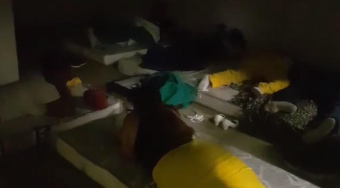 Profissionais de enfermagem dorme em colchões no chão do hospital de campanha