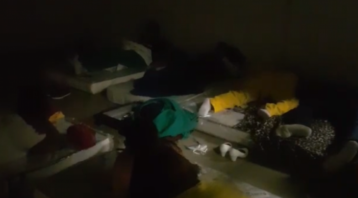 Profissionais de enfermagem dorme em colchões no chão do hospital de campanha