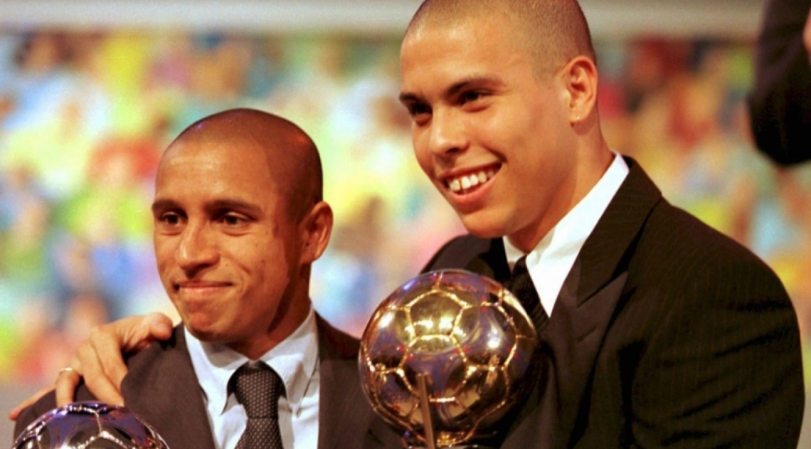 Ronaldo ao lado de Roberto Carlos para receber o prêmio de melhor jogador do mundo - Reprodução