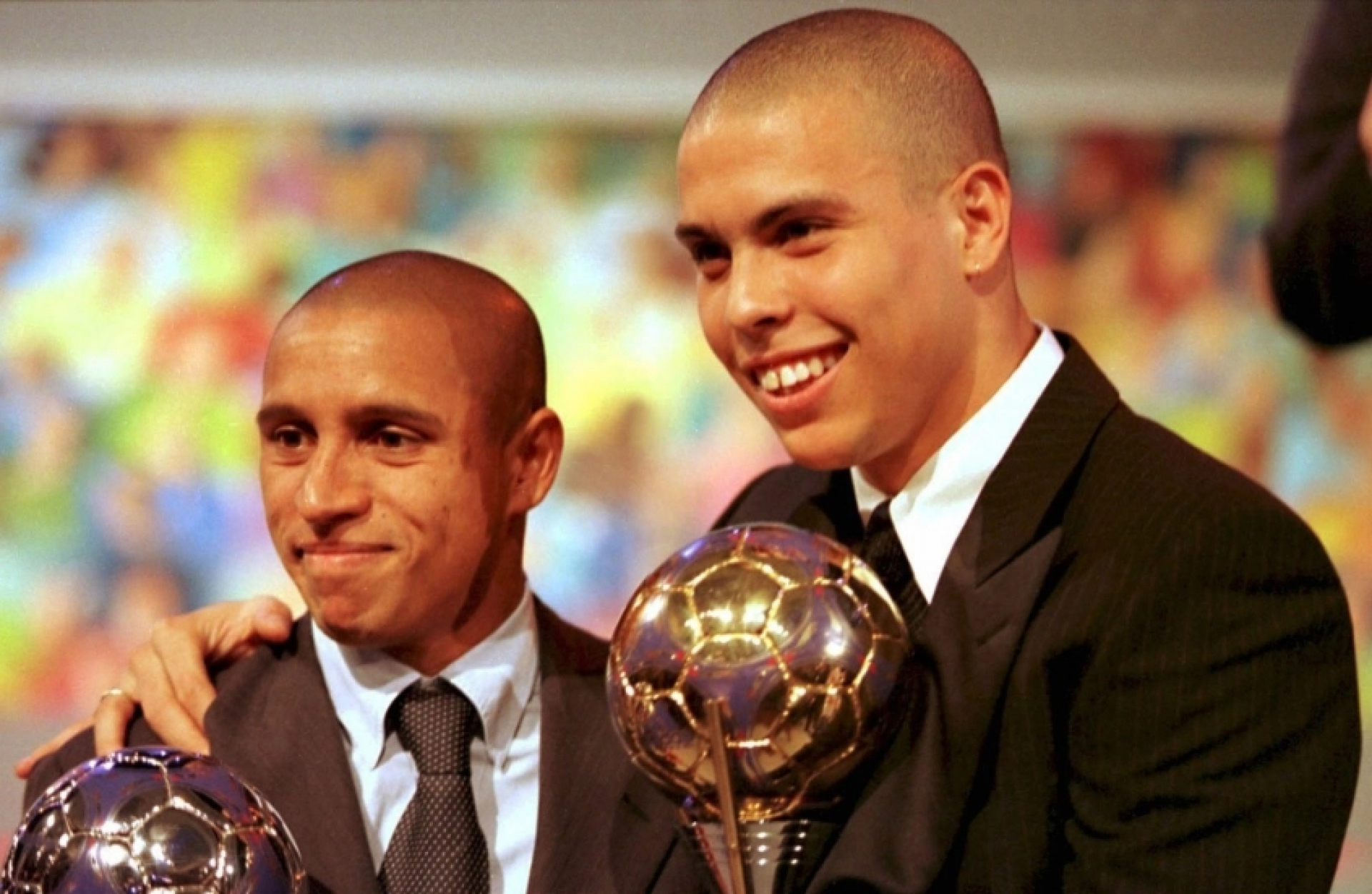 Ronaldo ao lado de Roberto Carlos para receber o prêmio de melhor jogador do mundo - Reprodução