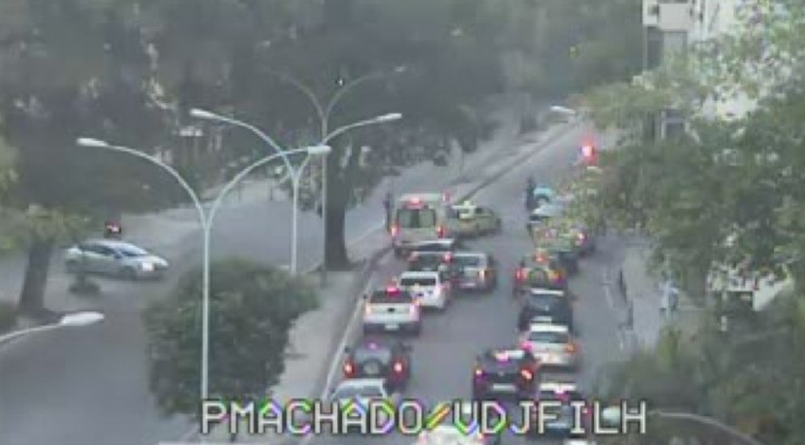 Interdição na Rua Pinheiro Machado, em Laranjeiras - Reprodução / Twitter