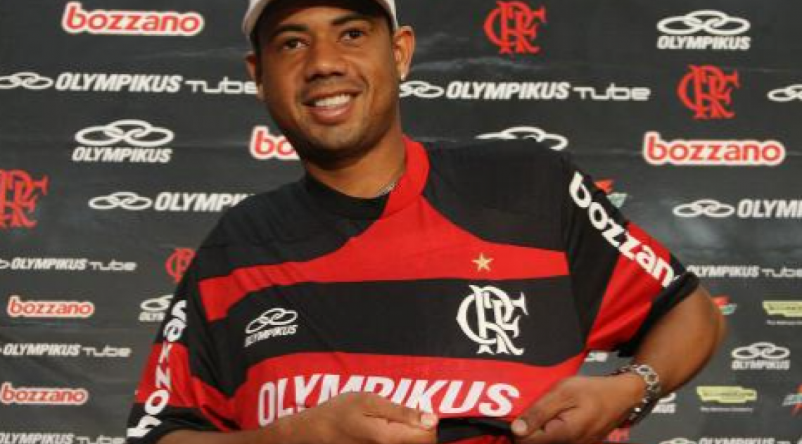 Atacante destaque do Corinthians, convocado seguidamente para a seleção brasileira, Gil fez parte do elenco do Flamengo campeão do Brasileiro em 2009, mas poucos lembram, porque dentro de campo, o jogador pouco fez