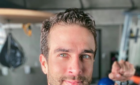 Eita! Na 'Fazenda', Erasmo detona um dos patrocinadores do reality