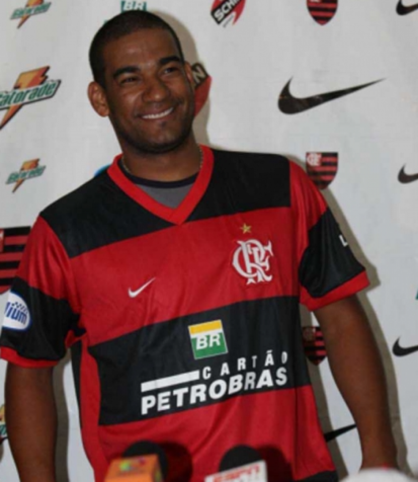 Após passagem vitoriosa pelo São Paulo, Rodrigo chegou como solução no Flamengo para a Libertadores de 2007. Com uma grave lesão, o jogador acabou pouco atuando pelo clube. Depois defendeu o Vasco e o Flamengo acabou virando algo das suas provocações