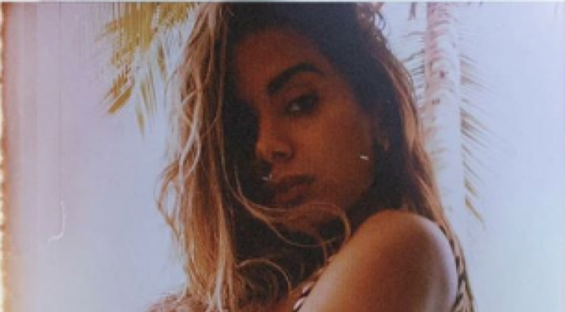 Anitta faz ensaio &agrave; dist&acirc;ncia de mai&ocirc; cavado