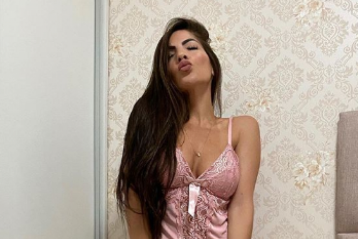 Ex-BBB Anamara posa de pijama decotado e deseja 'bom dia' para seguidores
