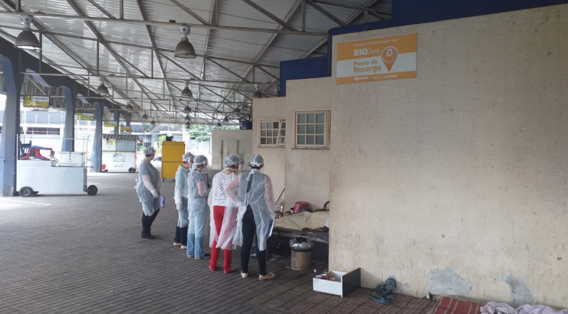 Abordagem dos agentes de saúde na rodoviária, no centro: testagem e doação de kits e alimentos - Divulgação - Prefeitura Municipal de Itaguaí