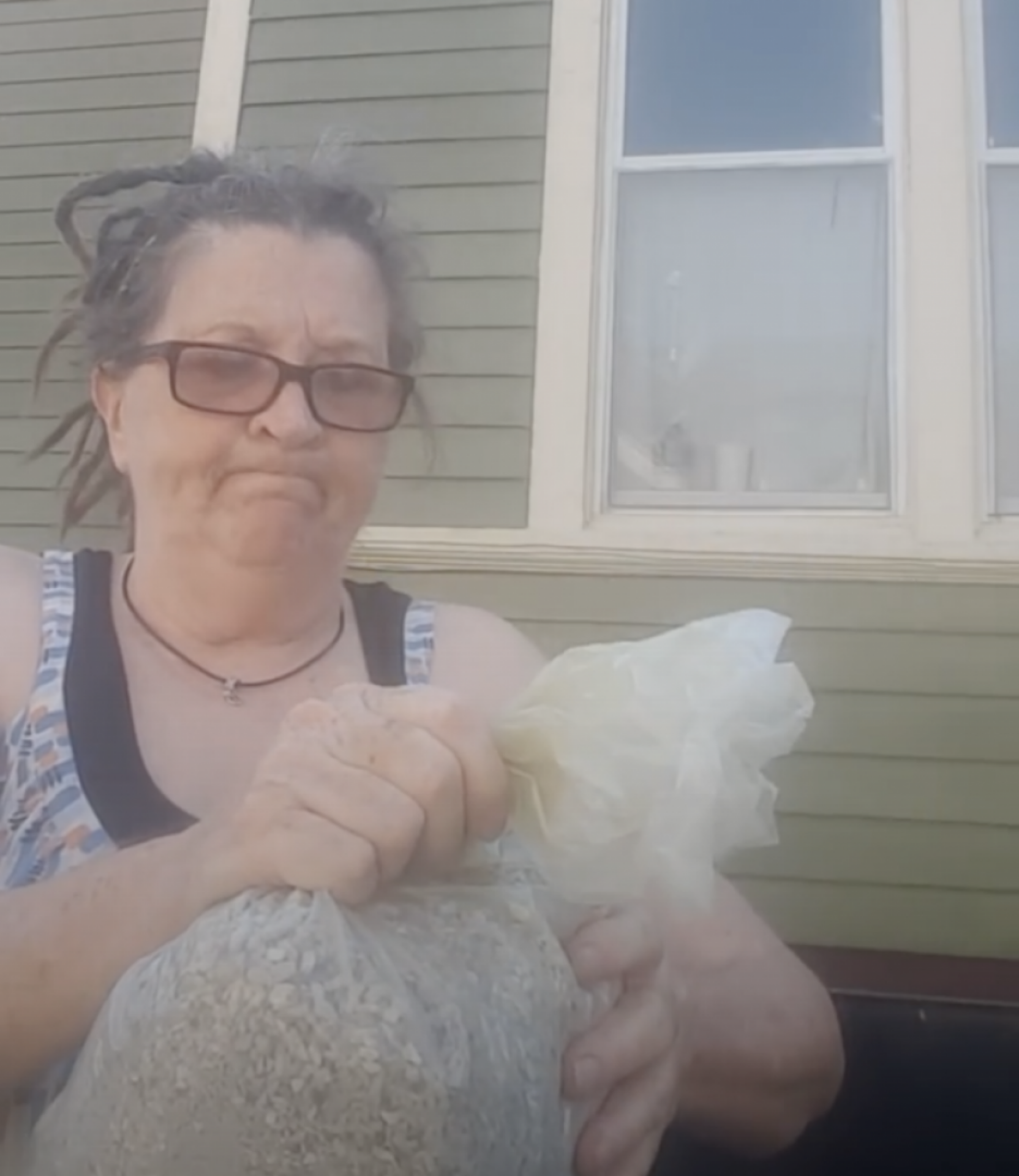 Mulher comemora a morte do marido jogando suas cinzas no lixo: 'Bastardo nojento'