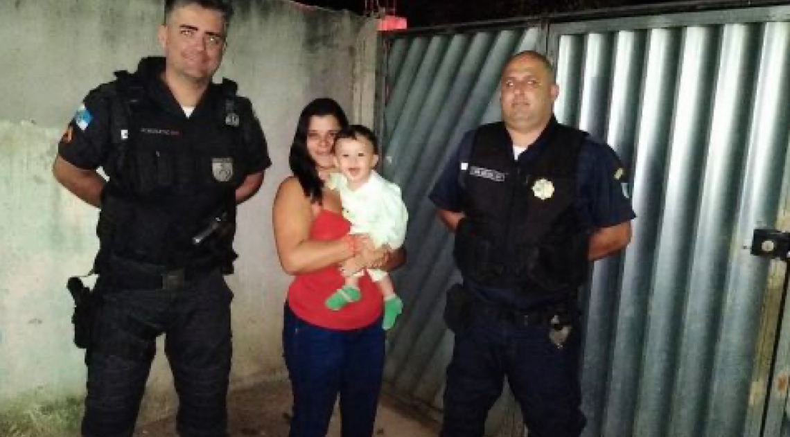 Raysa Ripolli entre os homens que salvaram a vida de seu bebê de 10 meses, que engasgava com um pedaço de plástico - Reprodução da internet