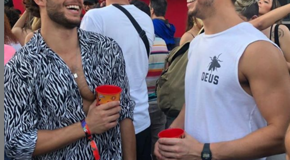 Igor Cosso posa com namorado