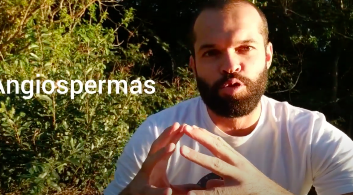 Jerônimo grava videoaulas de biologia nos ambientes externos de casa, para suprir a falta das saídas de campo - Reprodução