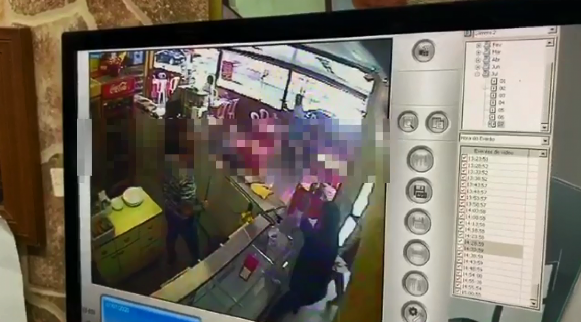 Imagens da câmera de segurança mostram o momento que o policial reage - Whatsapp O Dia (98762-8248)