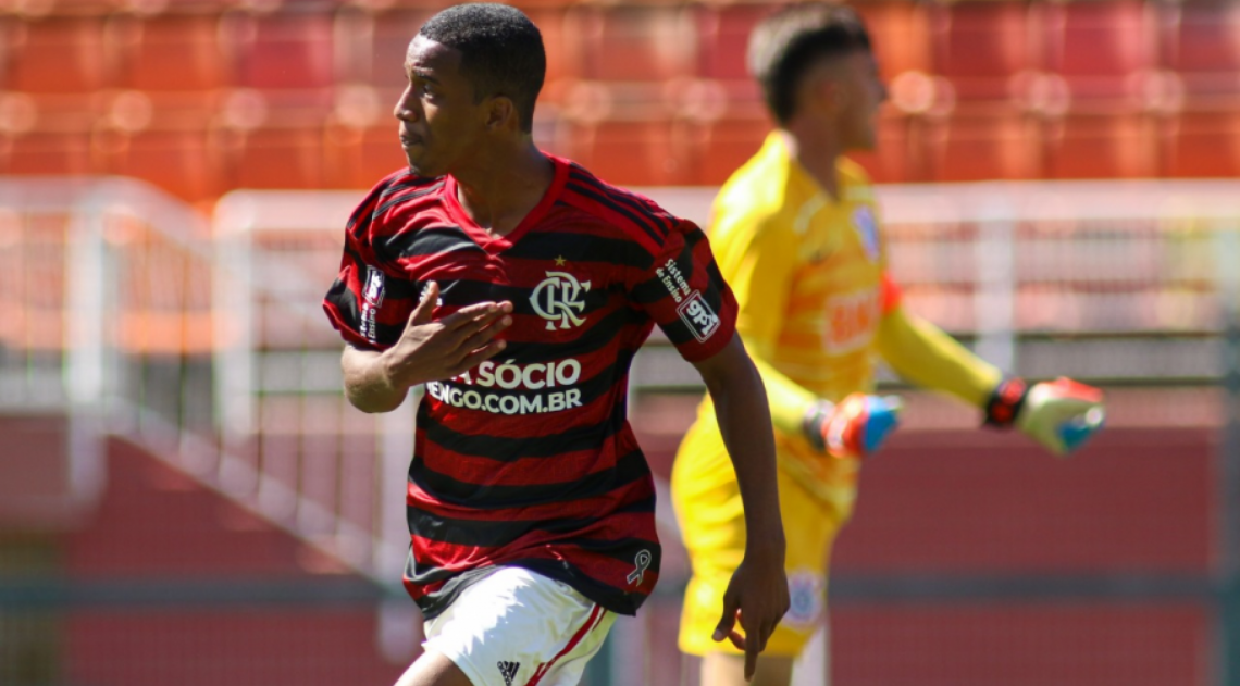 Carlos Daniel em ação com a camisa do Flamengo no título do Brasileirão Sub-17, em 2019 - Carlos Santana/Portal da Base Brasil