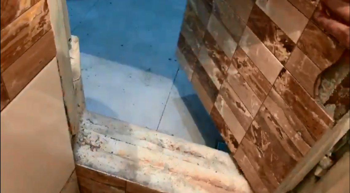 Passagem ficava dentro de banheiro - Reprodução