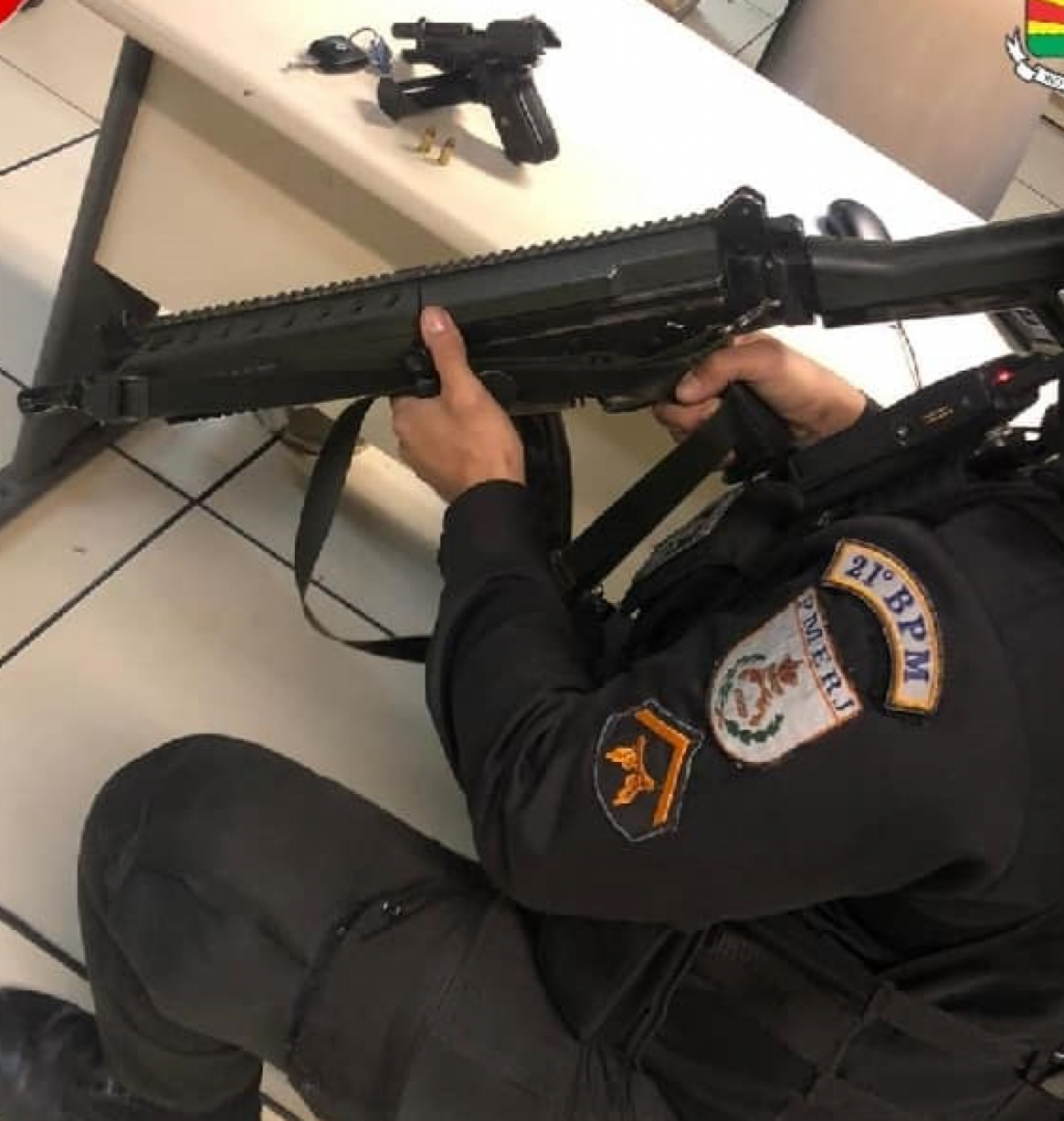 Na ação um pistola foi apreendida pelos policiais - Divulgação