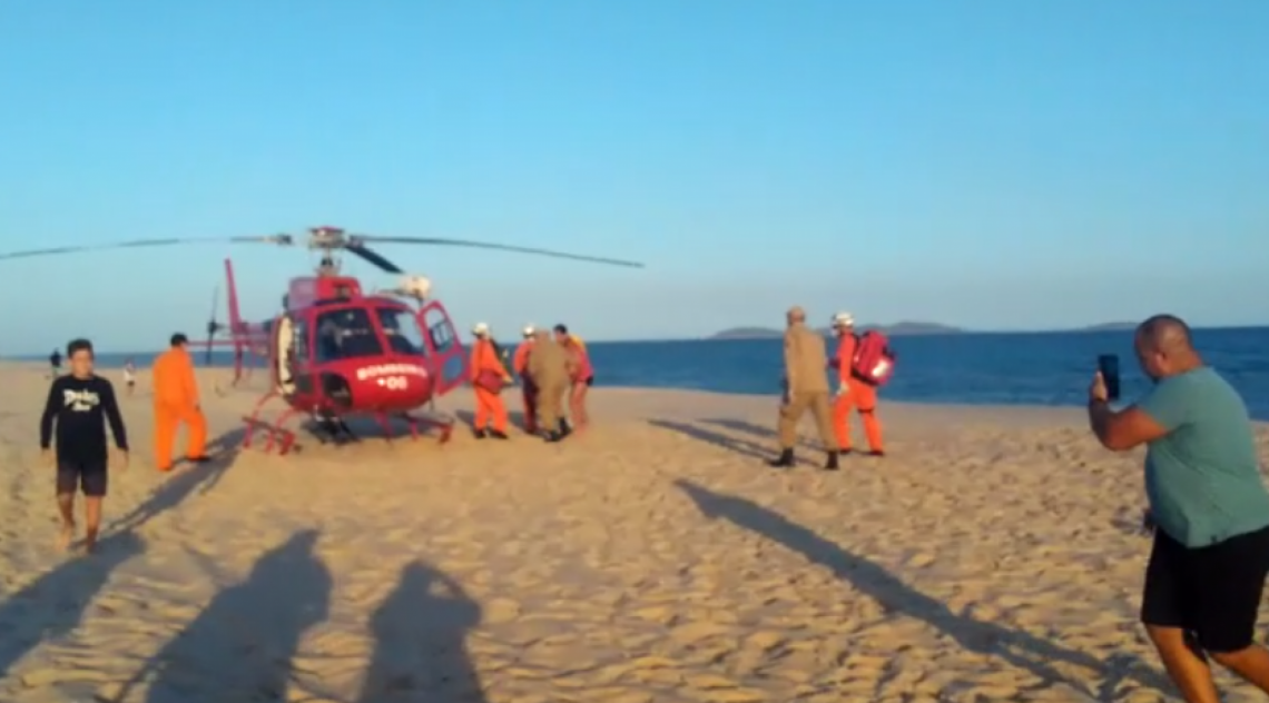 Resgate de 3 crianças vítimas de afogamento na Praia de Itaipuaçu - Foto: Tonico Cohen