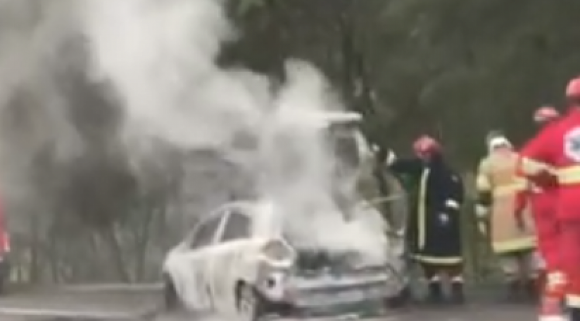 VÍDEO: Carro pega fogo no centro de Caxias do Sul