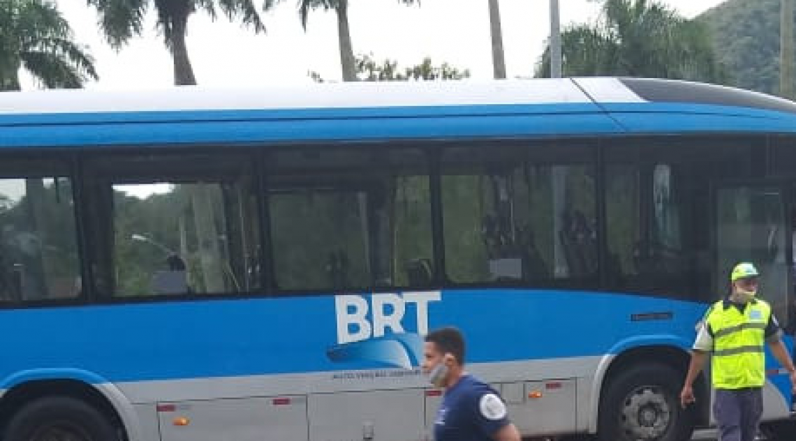 Motociclista morre em acidente com BRT na Zona Oeste - Whatsapp O DIA: (21) 98762-8248