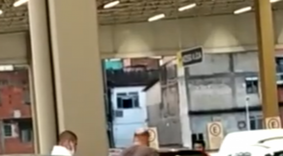 Homem é agredido no estacionamento do supermercado Assaí, na Zona Oeste do Rio - Reprodução
