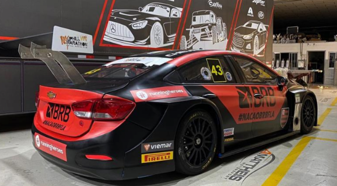 Carro rubro-negro, pilotado por Pedro Cardoso, é da equipe R. Mattheis e carrega o número 43