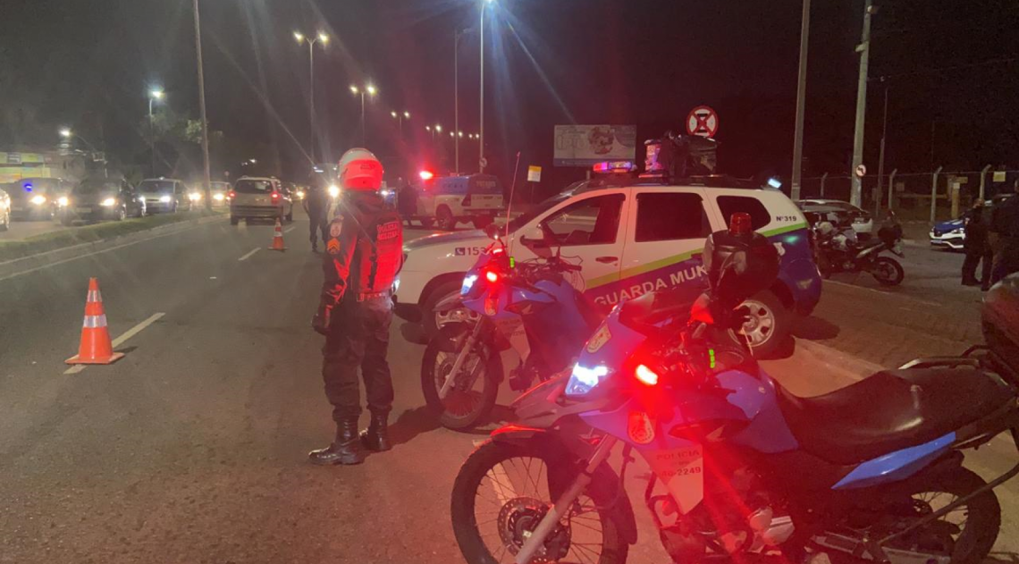 Foram  registradas 57 infrações de trânsito, 2 veículos foram apreendidos, 4 CNHs foram recolhidas, 1 indivíduo foi preso por desacato e mais 1 foi preso por estar com mandado de prisão por delito em desfavor de mulher - Divulgação Polícia Militar
