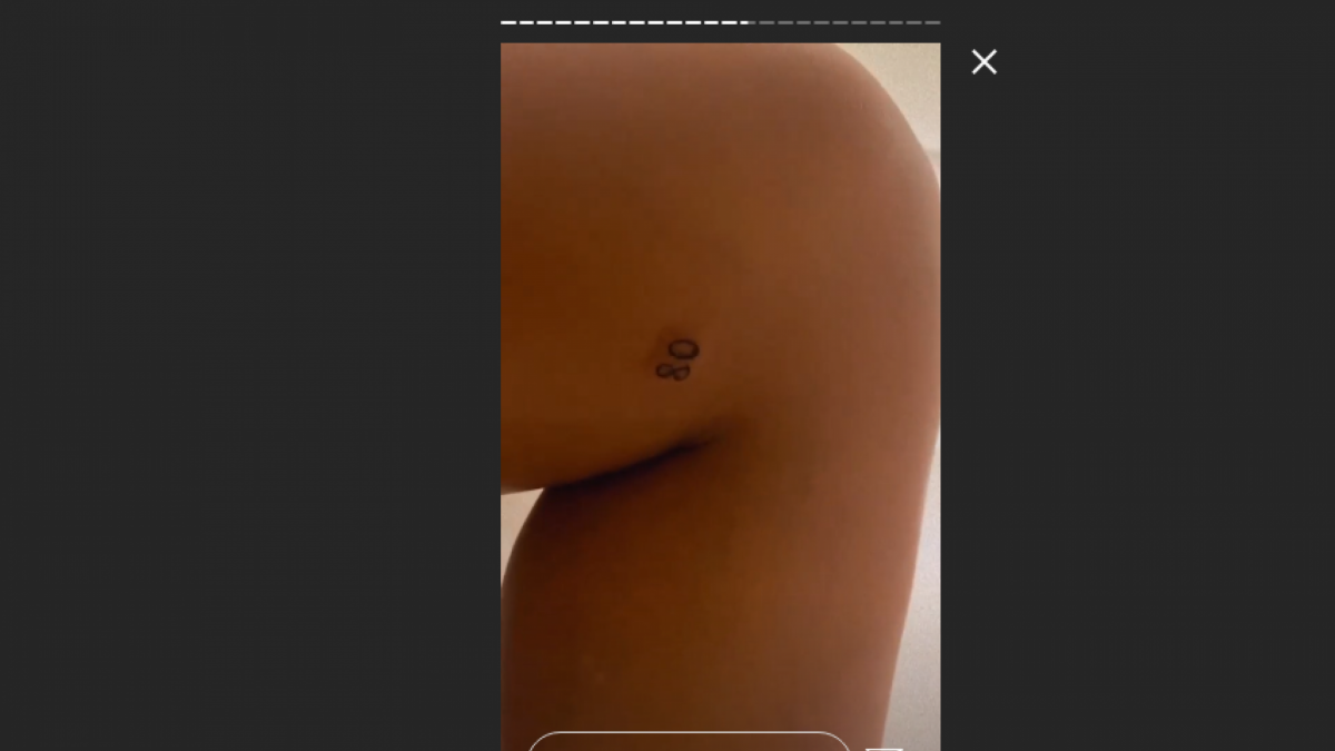 Anitta tatuou na It&aacute;lia o n&uacute;mero '8' em uma perna e o n&uacute;mero '80' em outra