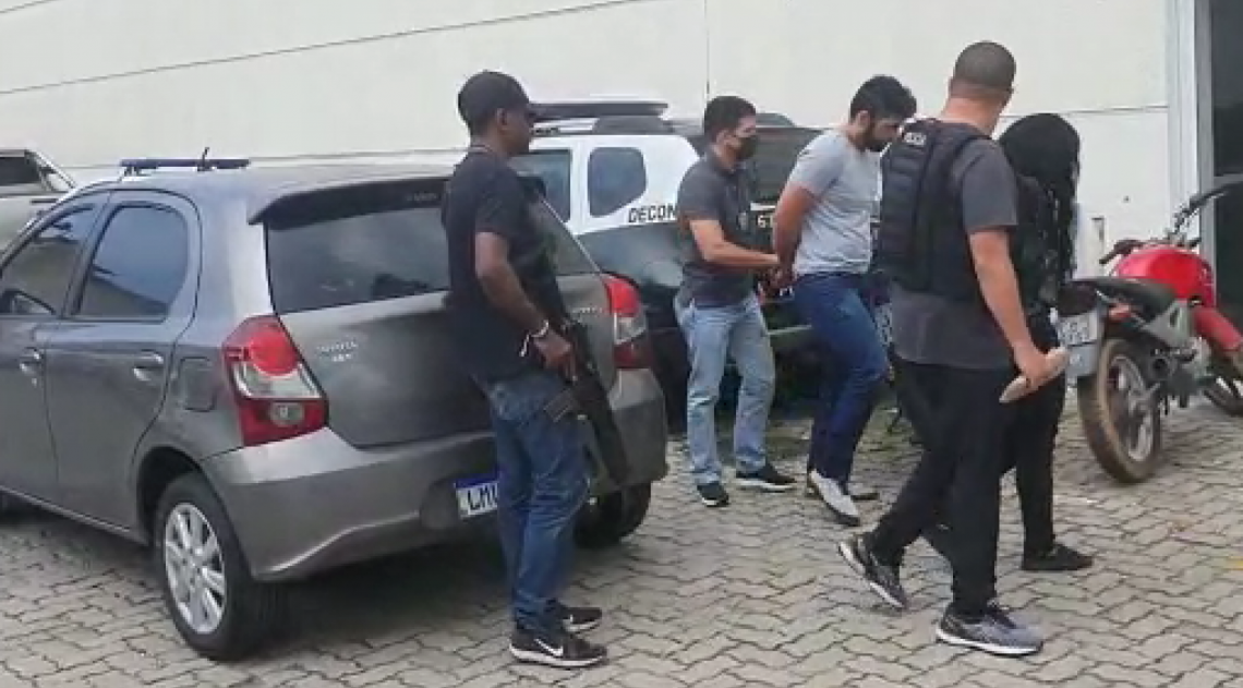 Casal é preso ao tentar vender carro roubado para Polícia Militar na Baixada Fluminense - Reprodução
