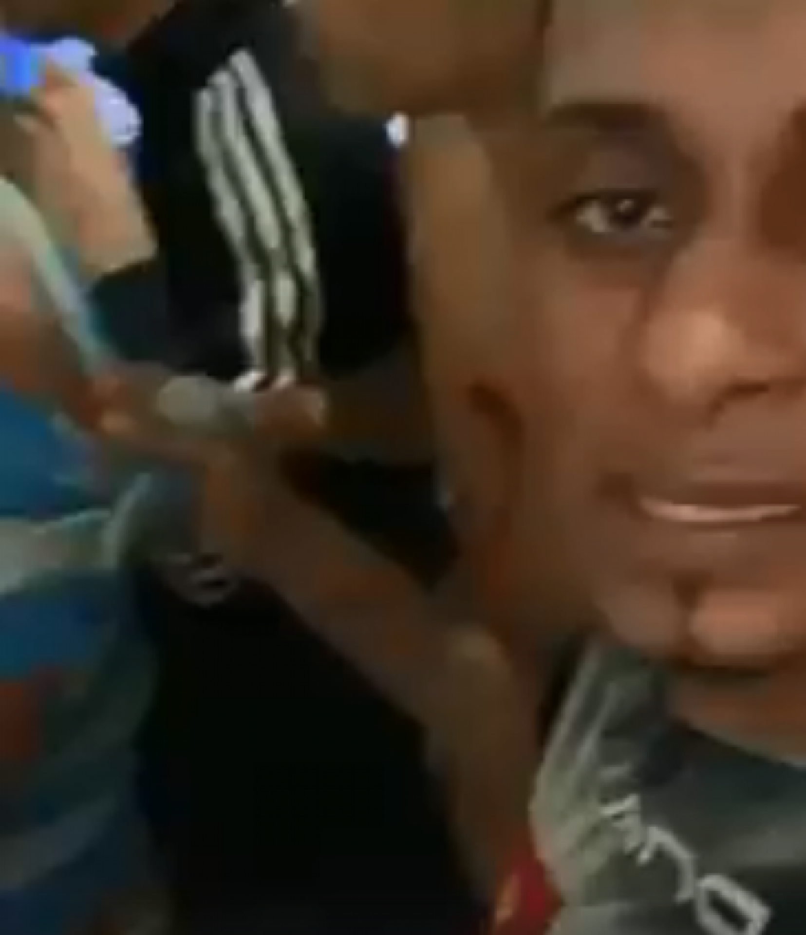 Criminosos fazem refém no São Carlos - Reprodução