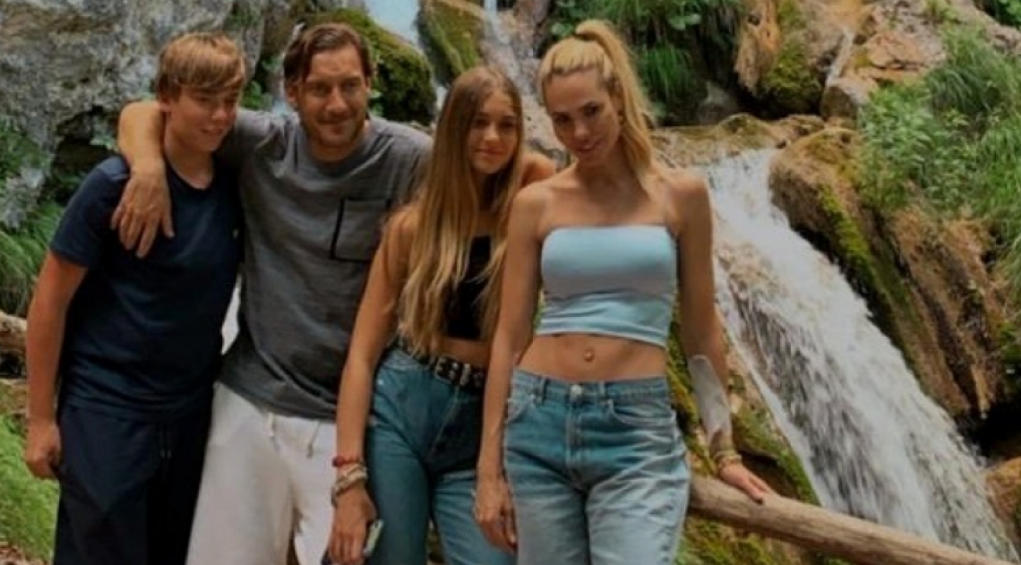 Ilary Blasi ao lado de Totti e da família - Reprodução