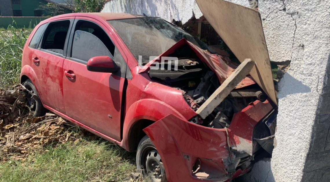 Muro destruído por carro em Ponta Negra - Foto: LSM 