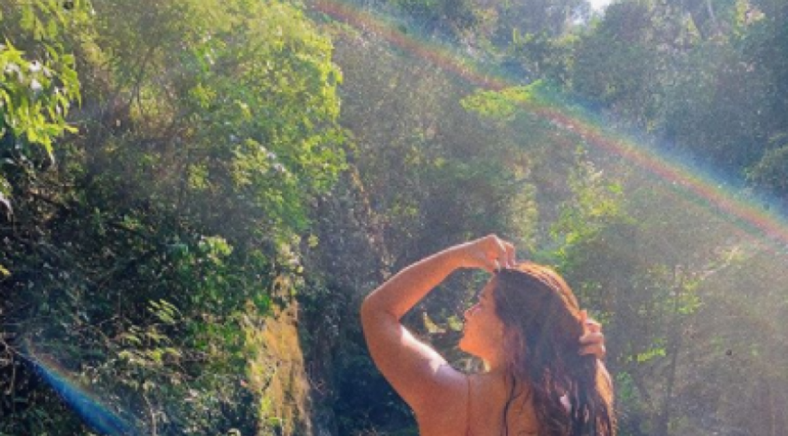 Giulia Costa aproveita cachoeira e posa de biquíni fio-dental