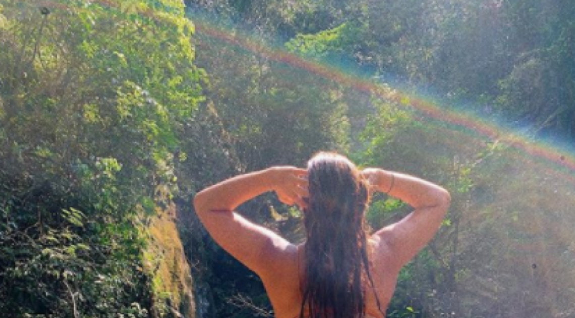 Giulia Costa aproveita cachoeira e posa de biquíni fio-dental