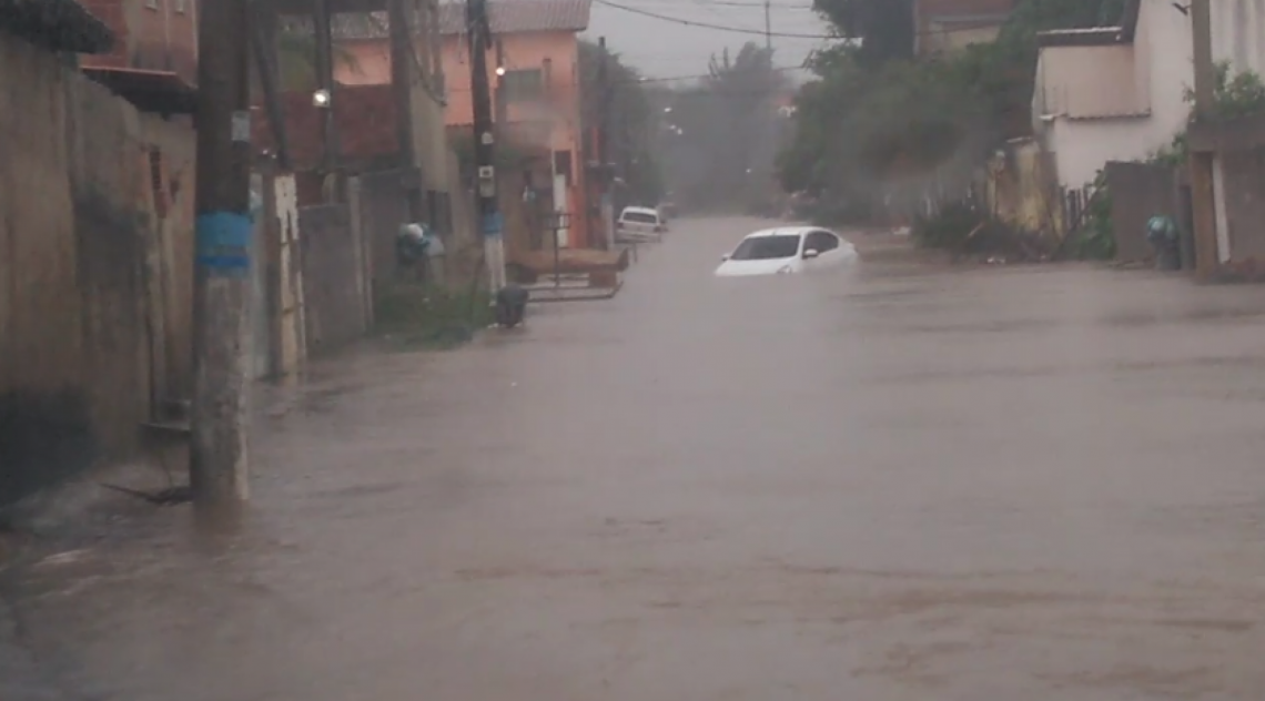 No Engenho, carro ficou boiando na rua alagada: problema crônico se repete mais uma vez, apesar da chuva não ser violenta - Foto do leitor