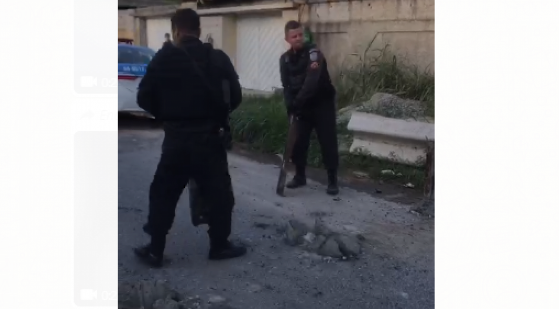 Policiais retiram estacas cravadas no chão em ruas do Morro do Corte - Divulgação - 24º BPM