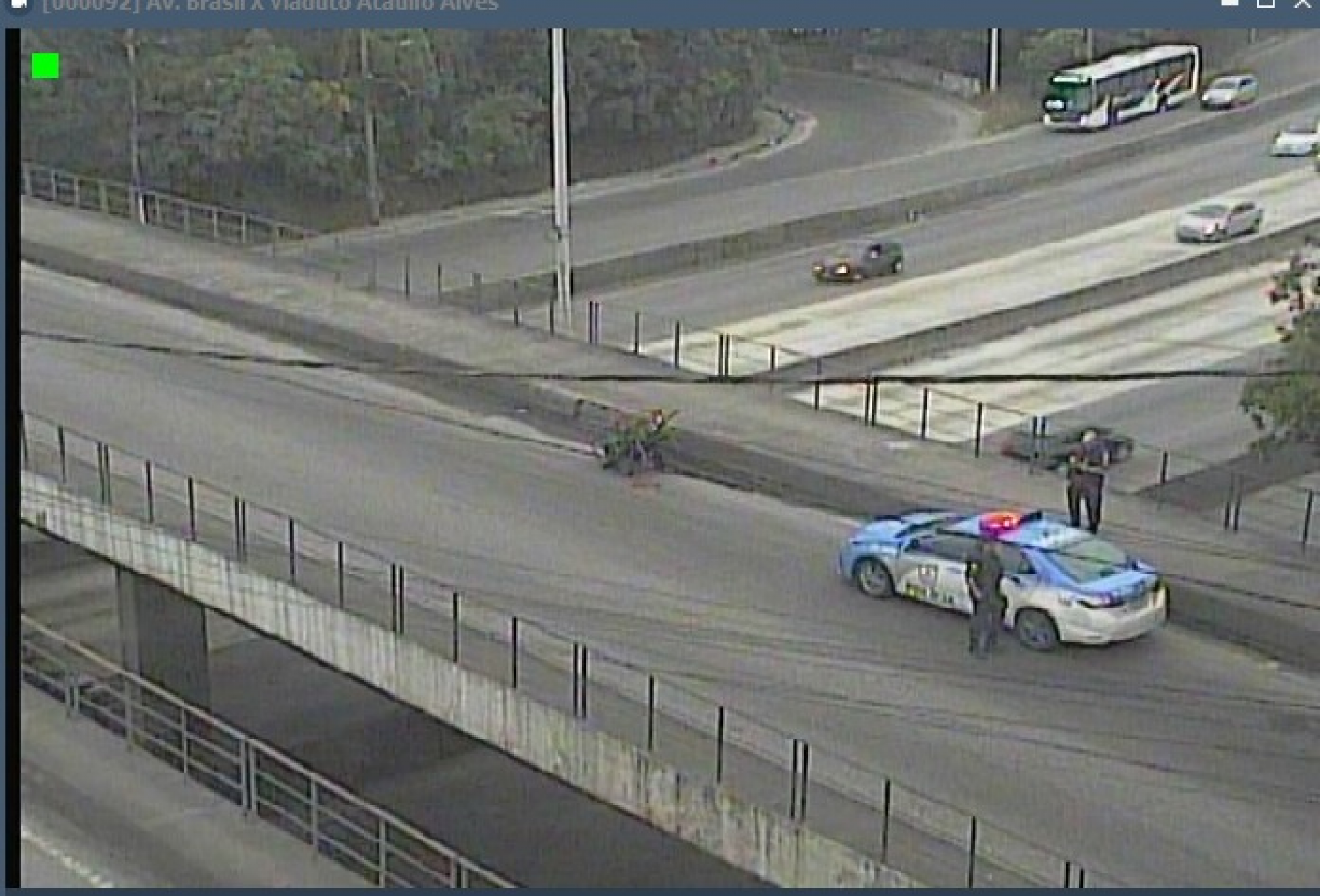 Corpo em chamas é encontrado em viaduto na Avenida Brasil