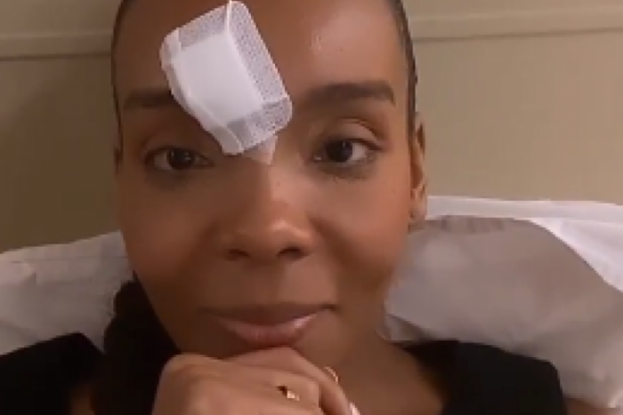 Ex-BBB Thelma ca&iacute; do palco do Crian&ccedil;a Esperan&ccedil;a e precisa de atendimento m&eacute;dico