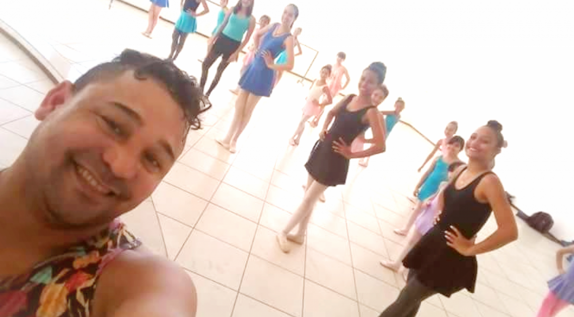 Jailson Trevysani onde mais gosta de estar: no meio dos alunos, no meio da dança