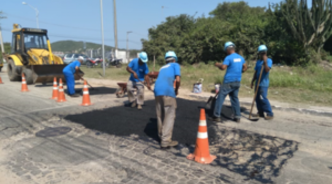 Operação tapa-buracos e troca de manilhas é realizada em Cabo Frio na véspera das Eleições - Prefeitura de Cabo Frio 