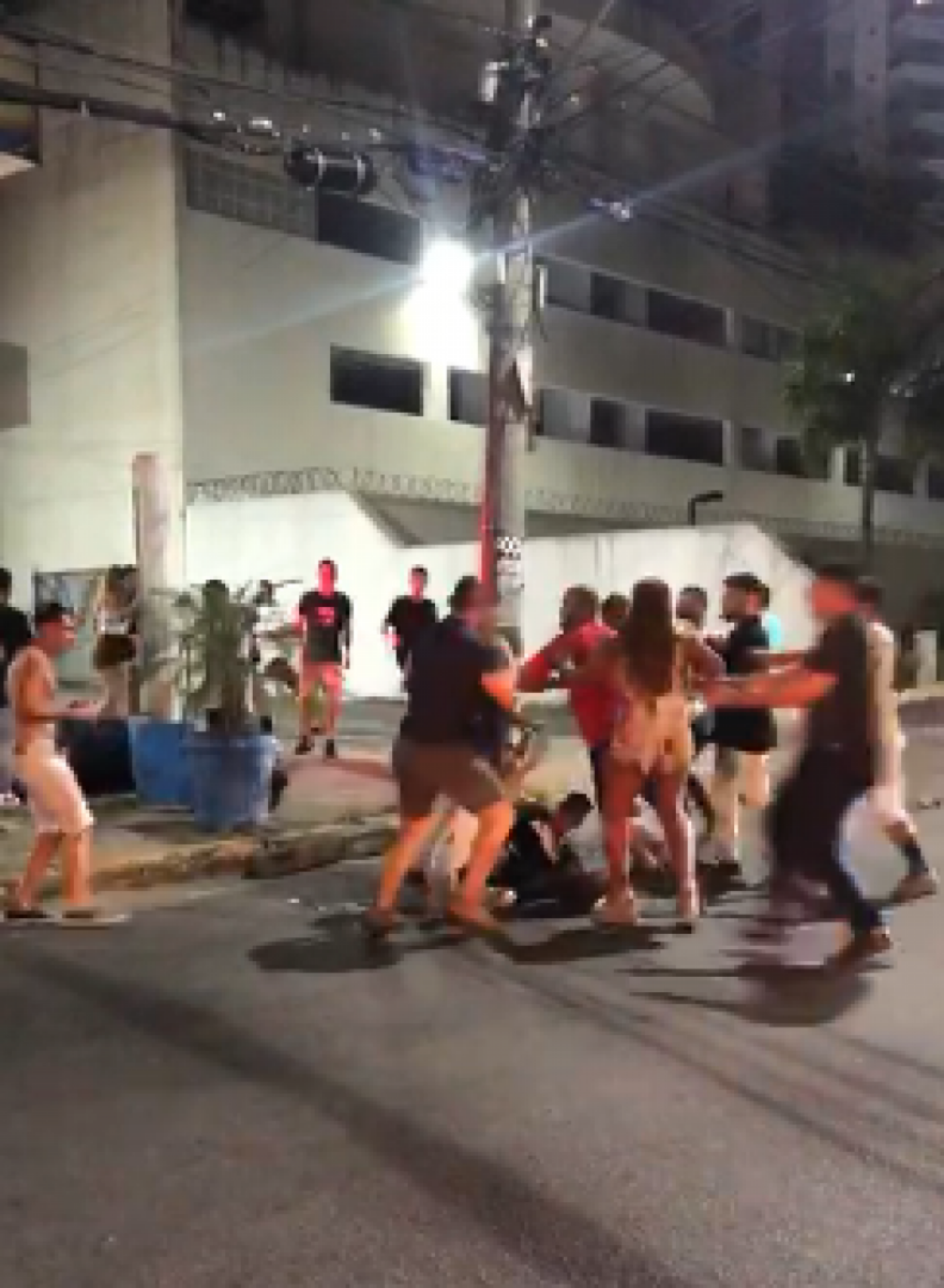 Vídeo mostra lutador de MMA agredindo jovens em Nova Iguaçu