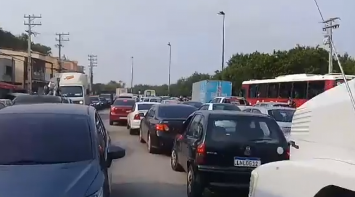 Trânsito parado nas entradas de Cabo Frio neste feriadão do saco cheio 