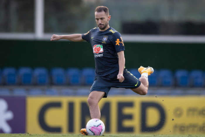 Após jogos com a Seleção, Everton Ribeiro e Rodrigo Caio chegam ao Rio e vão ser avaliados pelo Fla