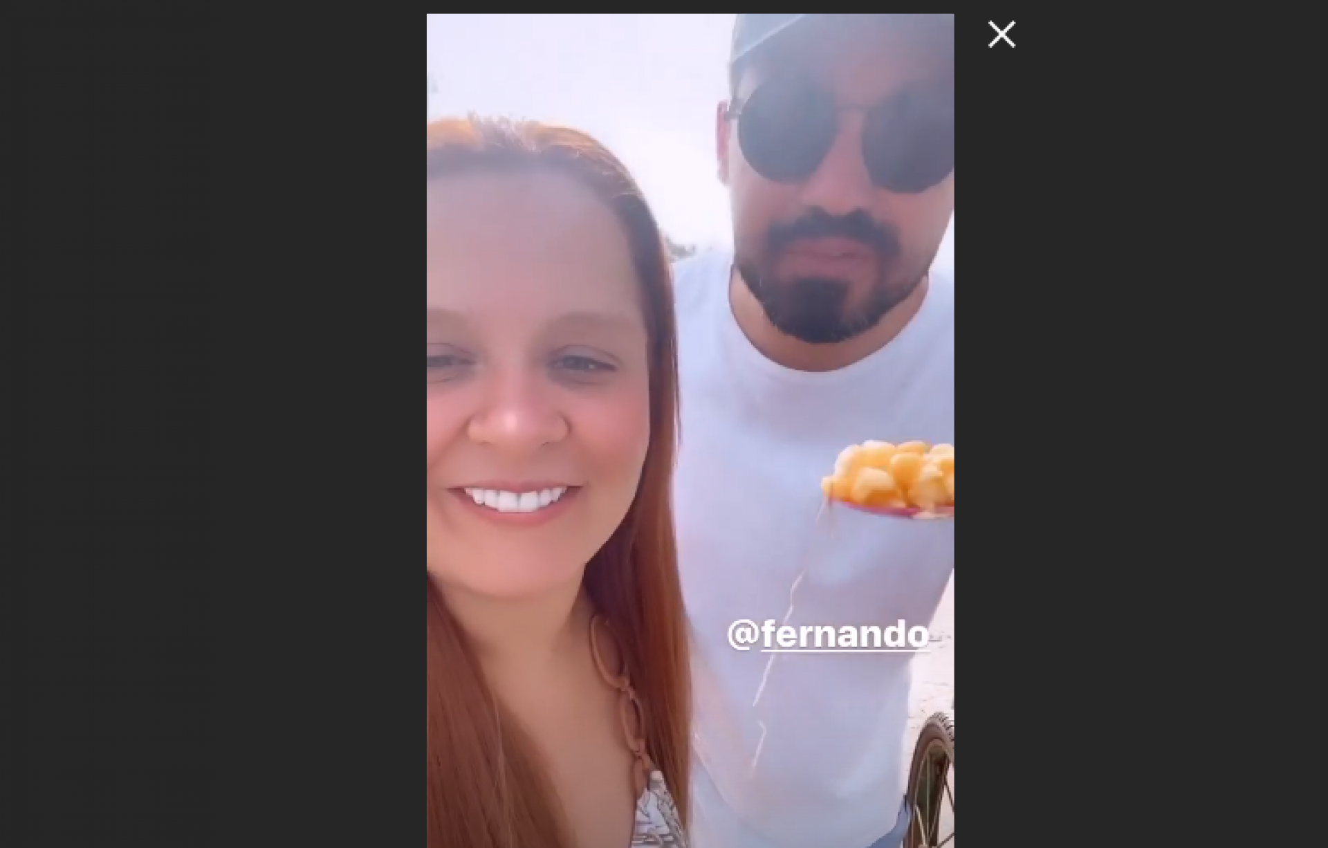 Maiara e Fernando comem milho na Praia de Guaratuba, em São Paulo - Reprodução Internet