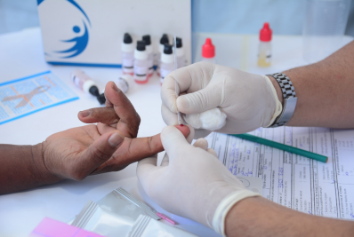 Farmacêutica oferece testes gratuitos após ter parecer contrário de coquetel pelo SUS