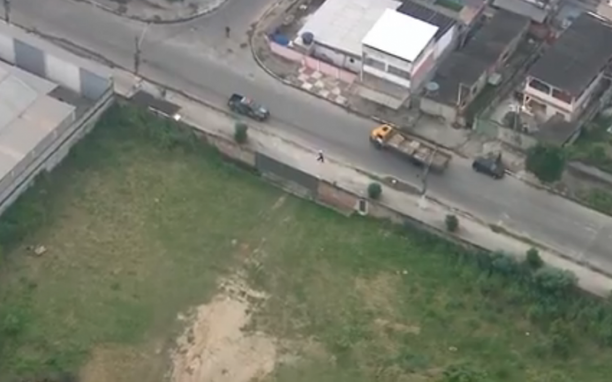 PM e Inea fazem operação contra crimes ambientais no bairro Jardim Gramacho, em Duque de Caxias